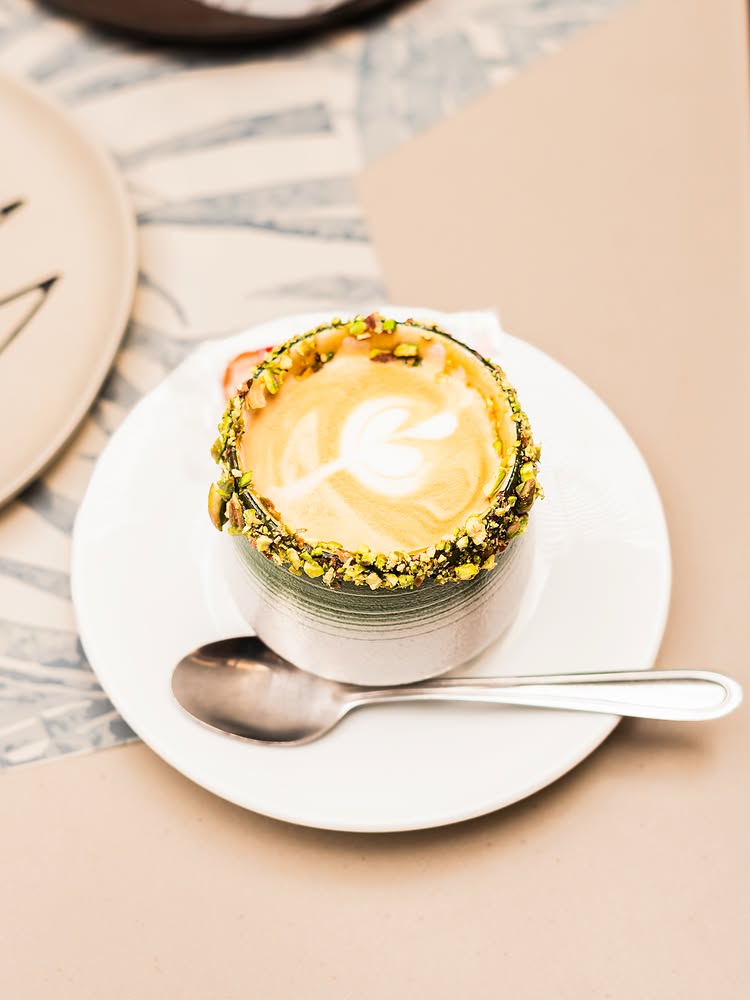 Tomar café en Raconto Café Restaurant