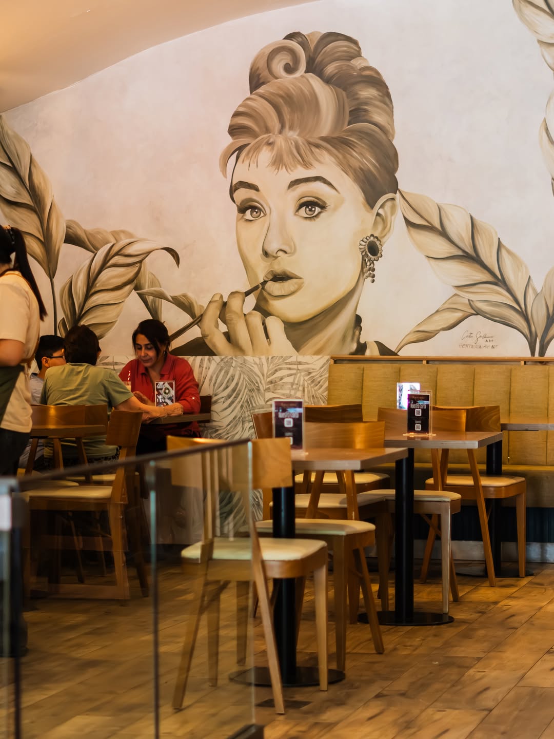 Mural pintado a mano en el salón luminoso de Raconto San Felipe