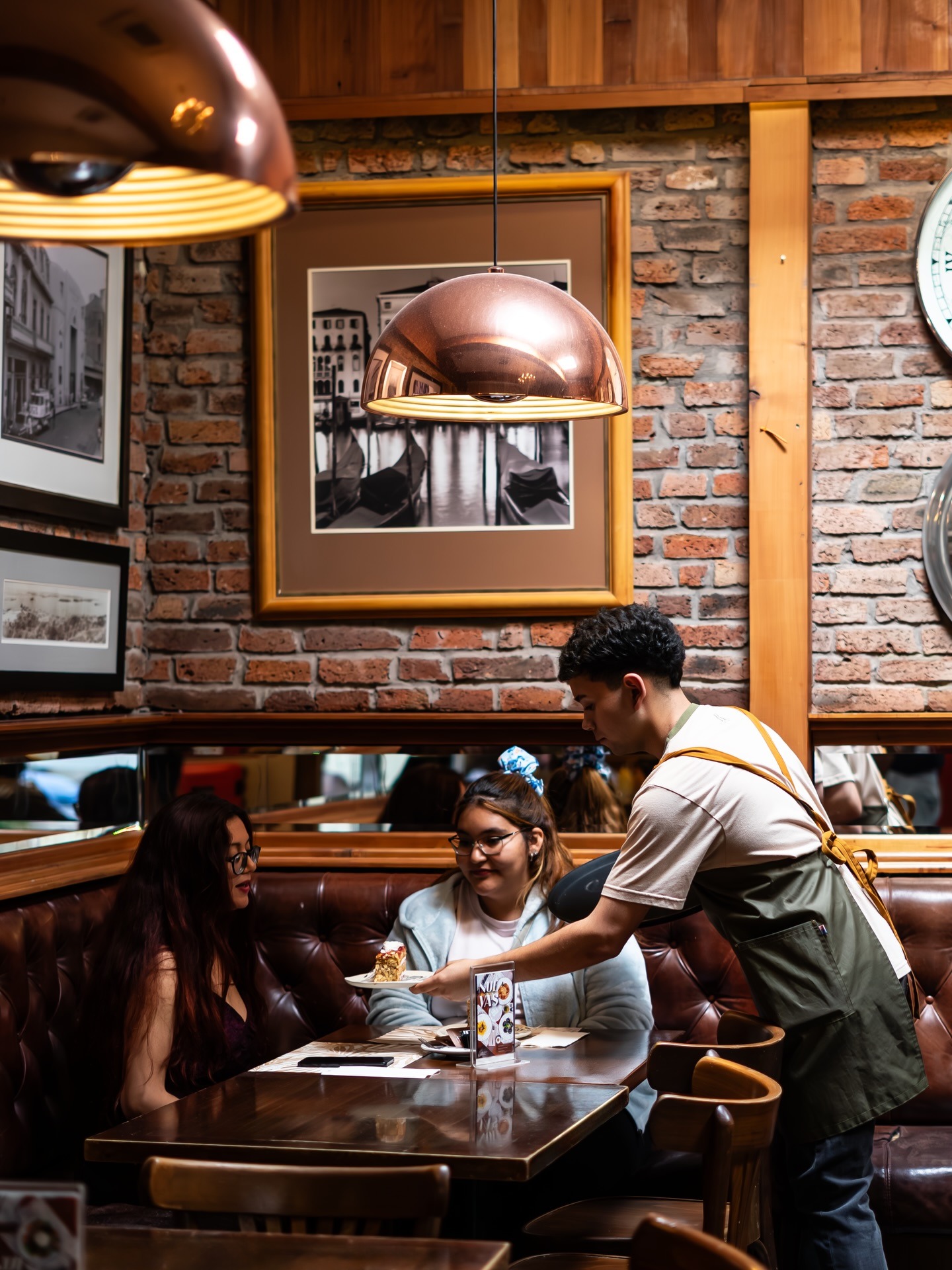 Atención en mesa con torta y café en Raconto San Felipe