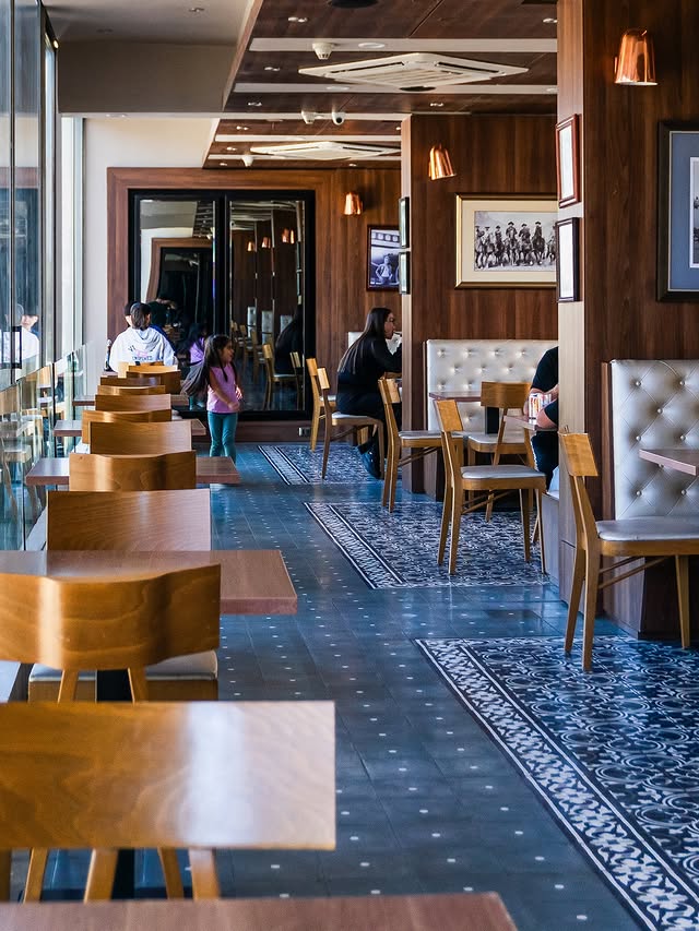 Salón de Raconto Los Andes con sillones capitoné y piso de mosaico
