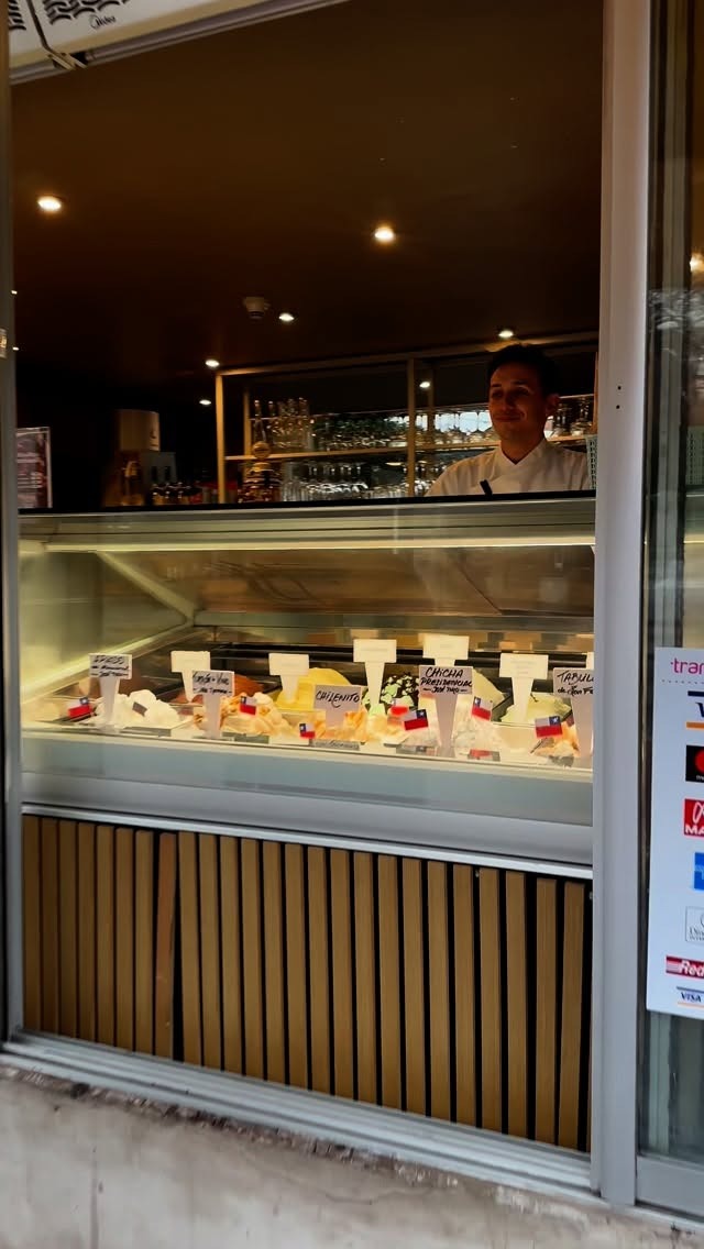 Vitrina de gelatería Raconto Los Andes con sabores chilenos